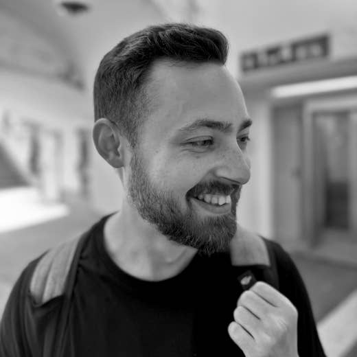 Redakteur Artem Sandler in einer Unterführung