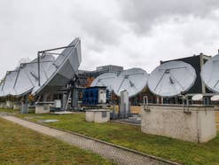 Zahlreiche Uplink-Schüsseln schickten TV-Signale ins Weltall