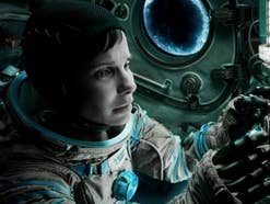 Astronautin im Raumschiff