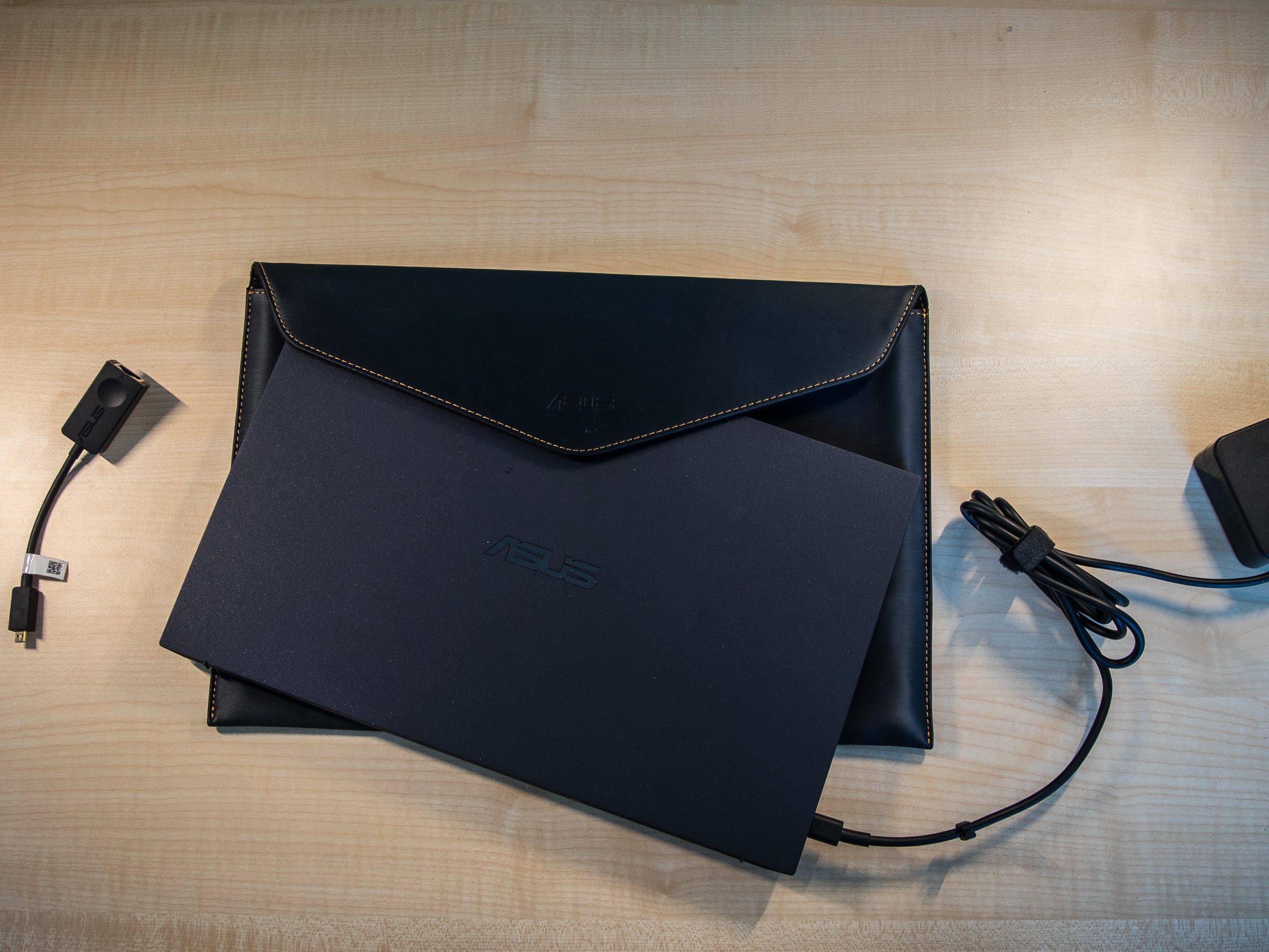 Lieferumfang des Asus ExpertBook: Hülle, Netzteil (USB-C) und Netzwerkadapter