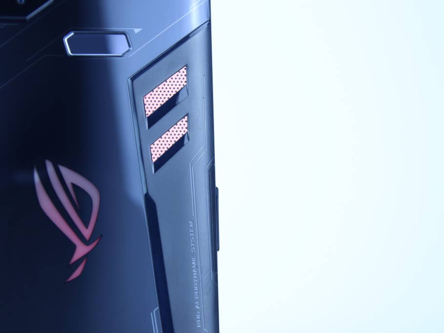 Die ober Rückseite des Asus ROG Phone vor weißem Hintergrund