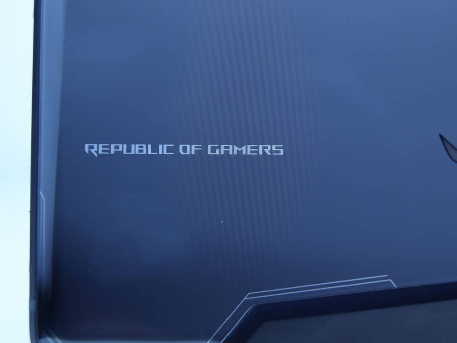 Der Schriftzug "Republic of Gamers" des Asus ROG Phone in der Nahaufnahme