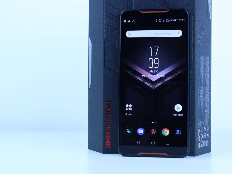 Das Asus ROG Phone vor seiner Verpackung von vorne