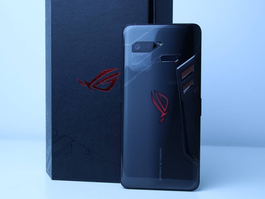 Das Asus ROG Phone vor seiner Verpackung von hinten