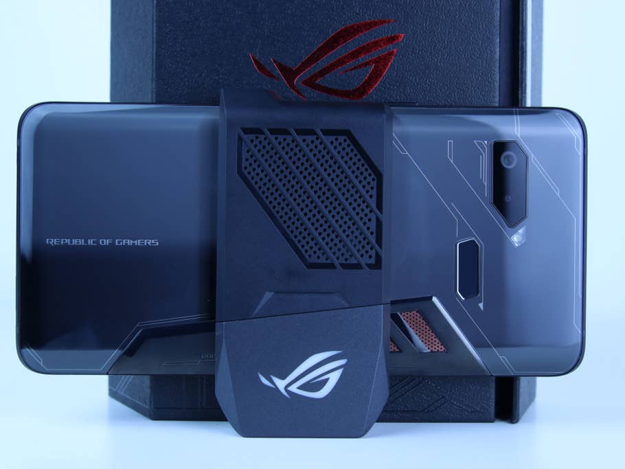 Das Asus ROG Phone im AeroActive-Kühler