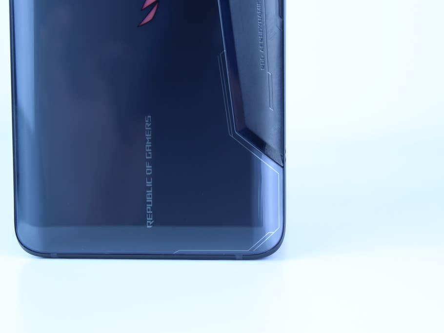Die untere Rückseite des Asus ROG Phone vor weißem Hintergrund