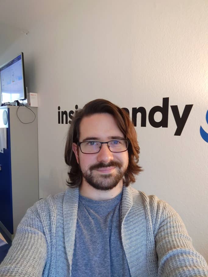 Selfie vor dem inside handy Logo in der Redaktion