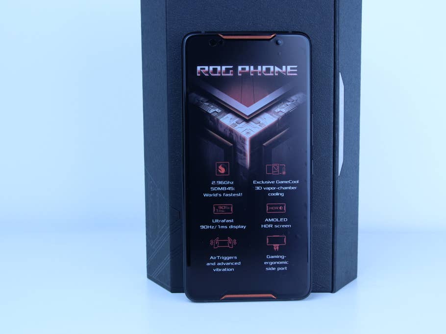 Das Asus ROG Phone mit Frontaufkleber und vor der Verpackung