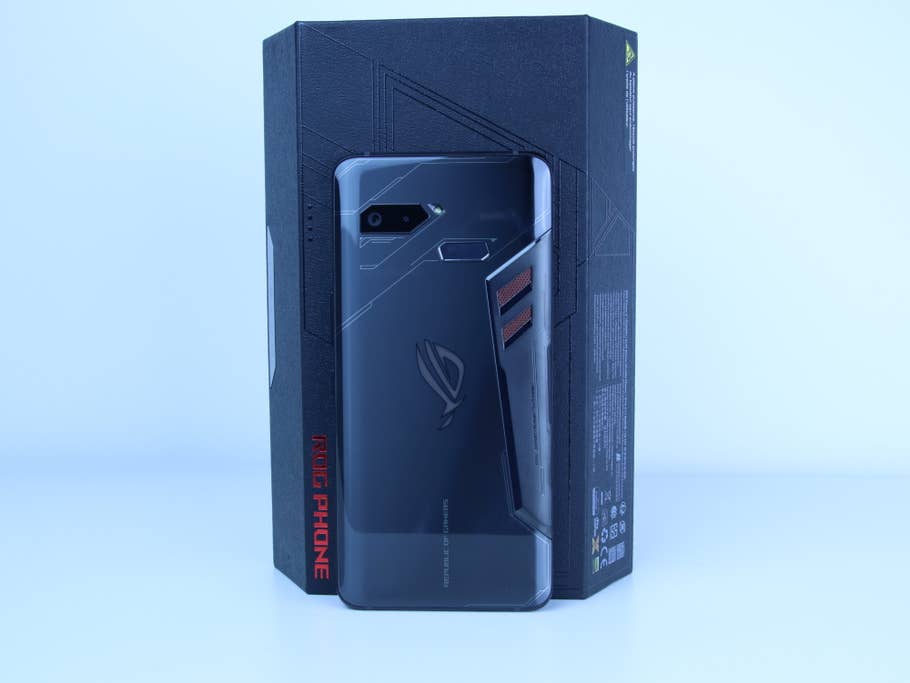 Das Asus ROG Phone vor seiner Verpackung mit der Rückseite nach vorne