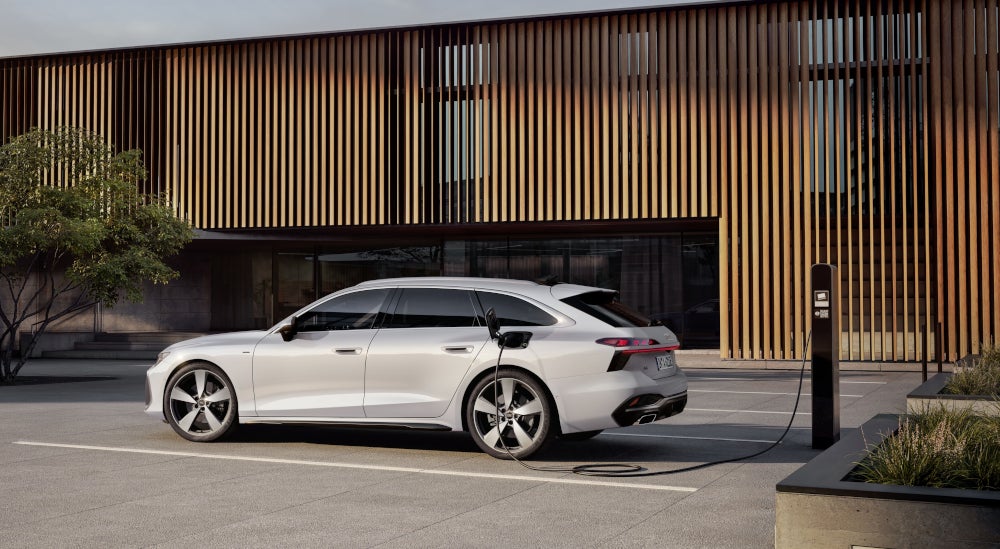 Audi A6 PHEV quattro an einer Ladesäule geparkt.