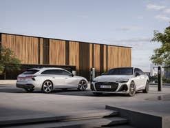 Audi A6 PHEV (2025) als Limousine und Kombi an Ladepunkten.