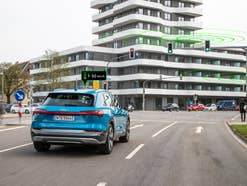 Vehicle-to-Infrastructure-Servíce (V2I) von Audi