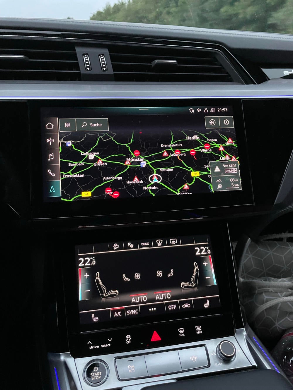 Displays im Audi e-tron Sportback.