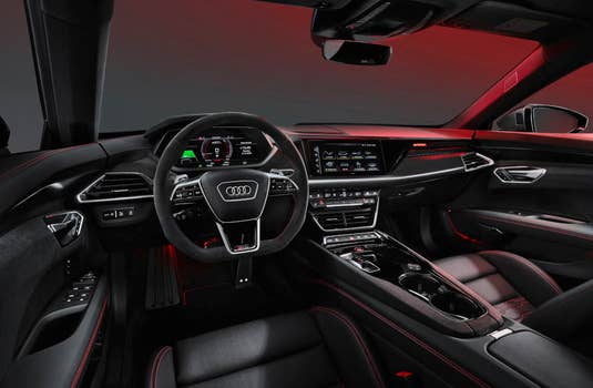 Blick vom Fahrersitz auf das Cockpit des Audi RS e-tron GT