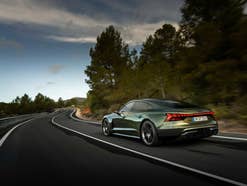 Audi e-tron GT performance: Das neue Biest auf der Straße Audi e-tron GT performance während der Fahrt auf einer Straße in der Heckansicht.