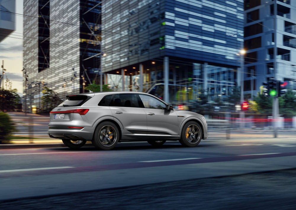 Audi e-tron S line black edition fährt auf Straße.