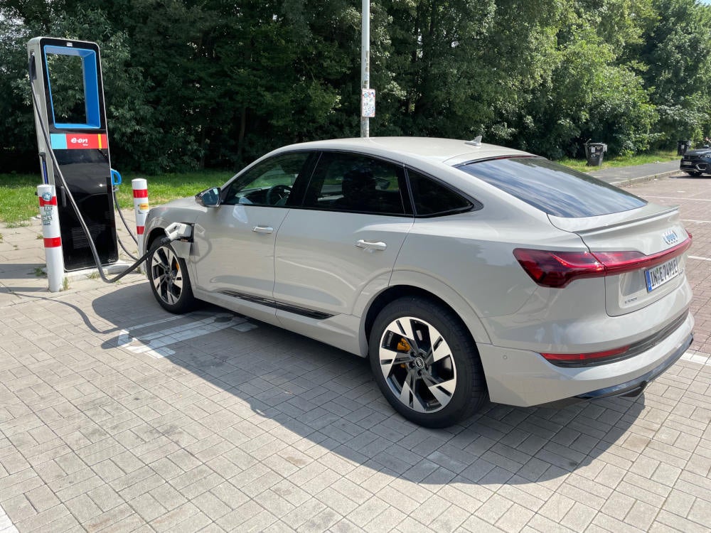 Audi e-tron Sportback an Ladestation stehend.