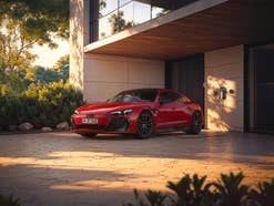 Audi e-tron GT quattro: Neuer Sportwagen der Superlative Audi e-tron GT quattro an einer Ladesäule geparkt.