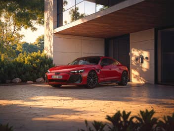 Audi e-tron GT quattro an einer Ladesäule geparkt.