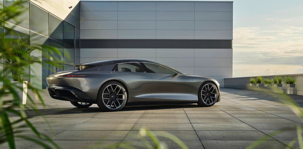 Audi grandsphere concept mit Blick auf die Seite von schräg hinten.