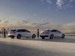 Audi A5 Limousine und Audi A5 Avant als PHEV-Variante in der Heckansicht.
