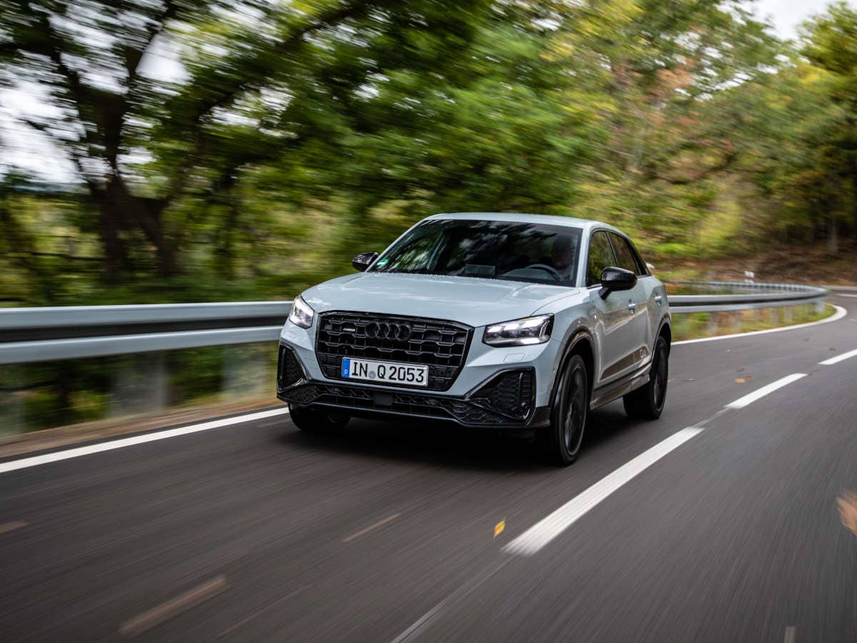 Schluss mit günstig: Audi schmeißt zwei Einsteiger-Modelle raus Audi Q2 fährt auf einer Straße.