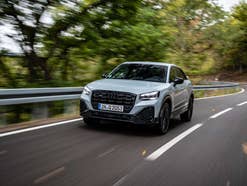 Audi Q2 fährt auf einer Straße.