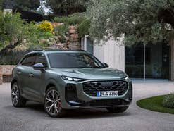 Audi Q3 (2025) in der Frontansicht neben einem Olivenbaum.