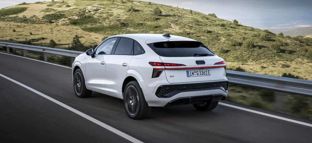 Heckansicht der PHEV-Variante des Audi Q3 (2025).