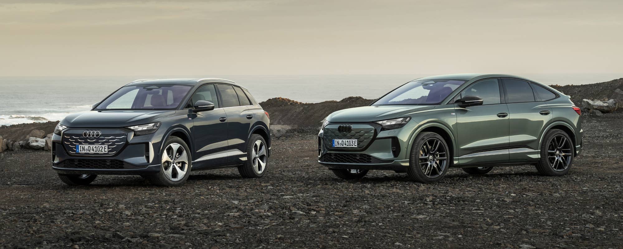 Jahrgang 2026: Audi Q4 SUV e-tron (links) und Audi Q4 Sportback e-tron.
