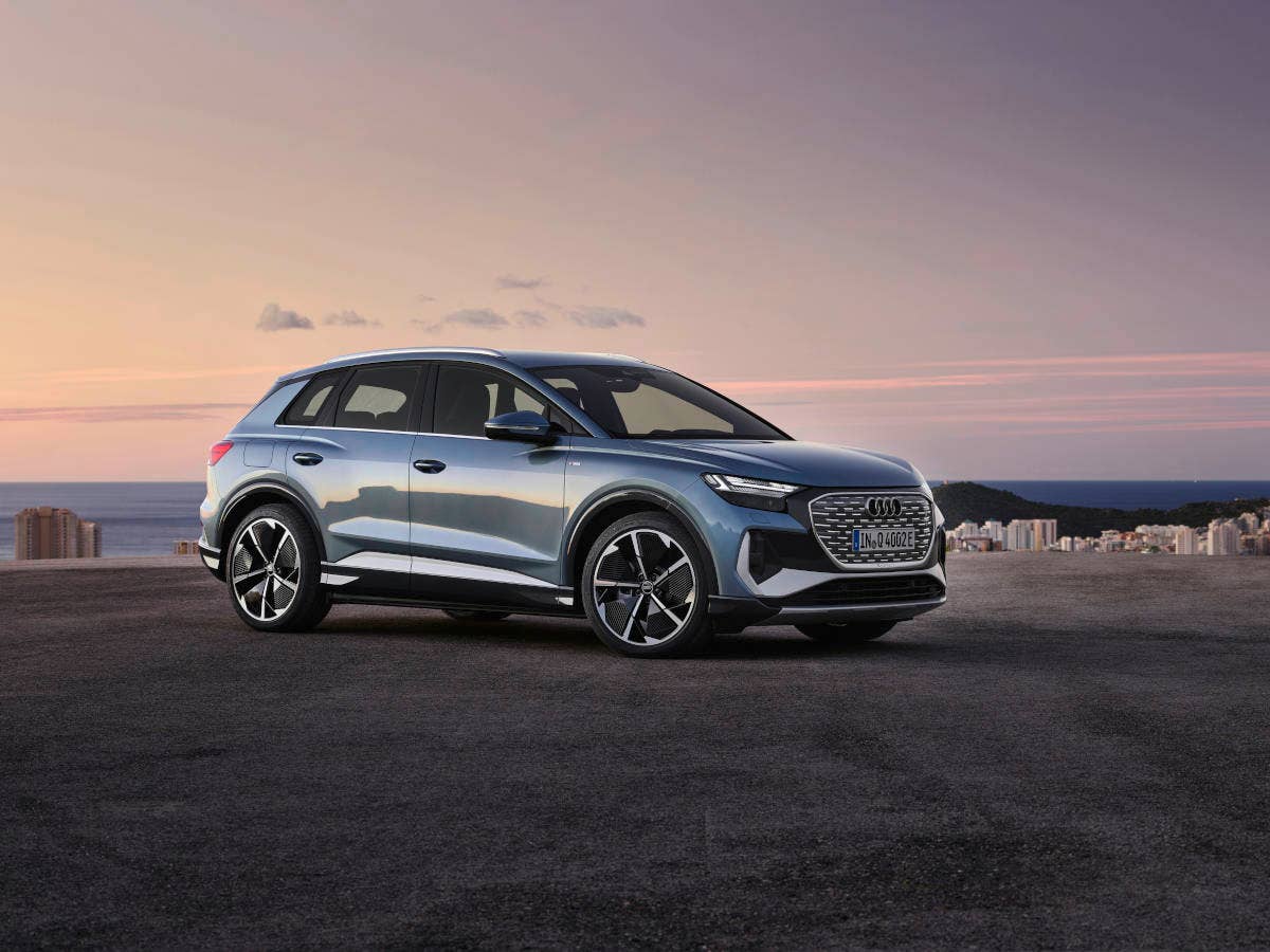 Audi Q4 50 e-tron quattro in der Seitenansicht