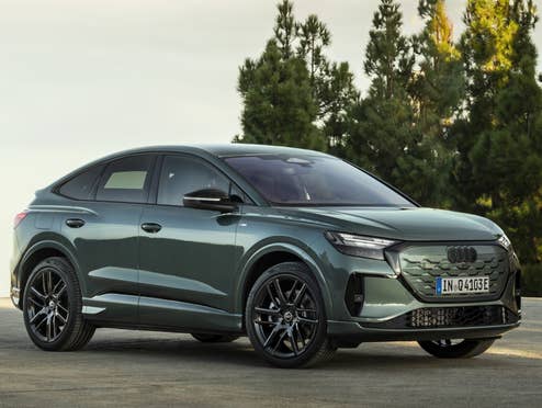 Audi Q4 Sportback e-tron in der seitlichen Frontansicht. Audi Q4 Sportback e-tron in der seitlichen Frontansicht.