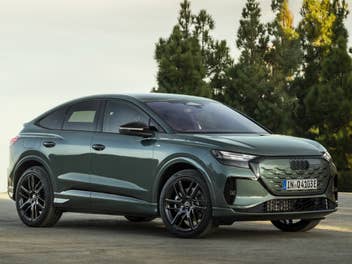 Audi Q4 Sportback e-tron in der seitlichen Frontansicht.