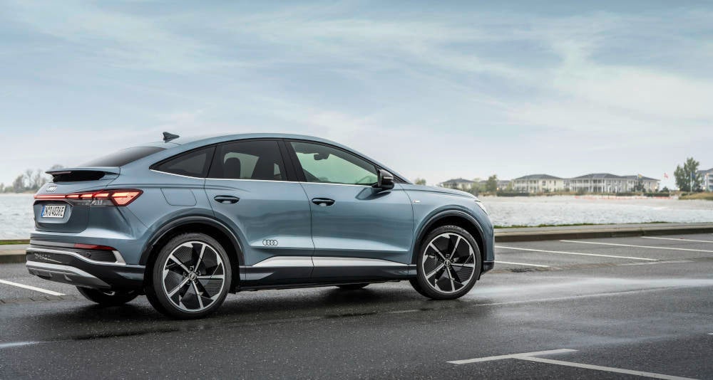 Audi Q4 Sportback e-tron steht an einem See.