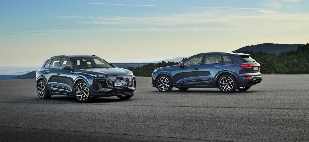 Audi Q6 e-tron in der Front- und Seitenansicht.