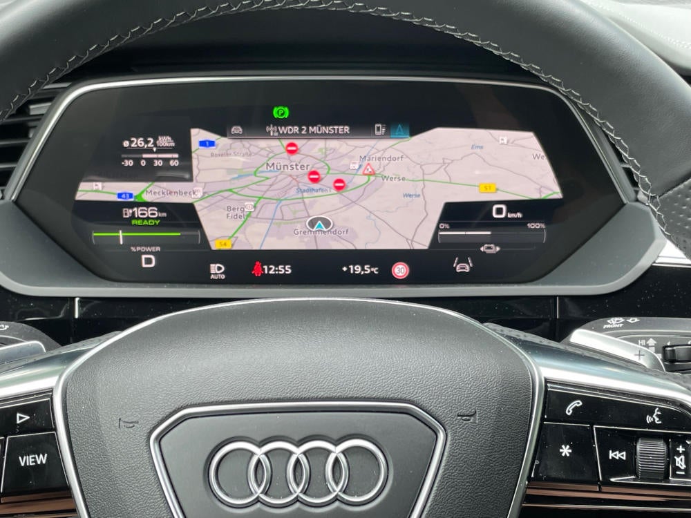 Audi Virtual Cockpit hinter dem Lenkrad im Audi e-tron Sportback