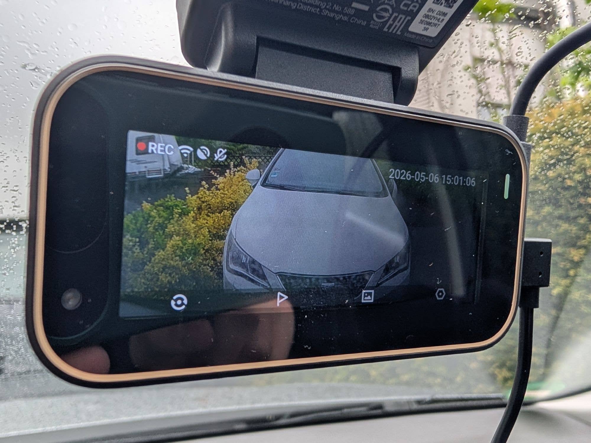 Auf dem Display der 70mai 4K A810 Lite Dashcam siehst du die wichtigsten Infos