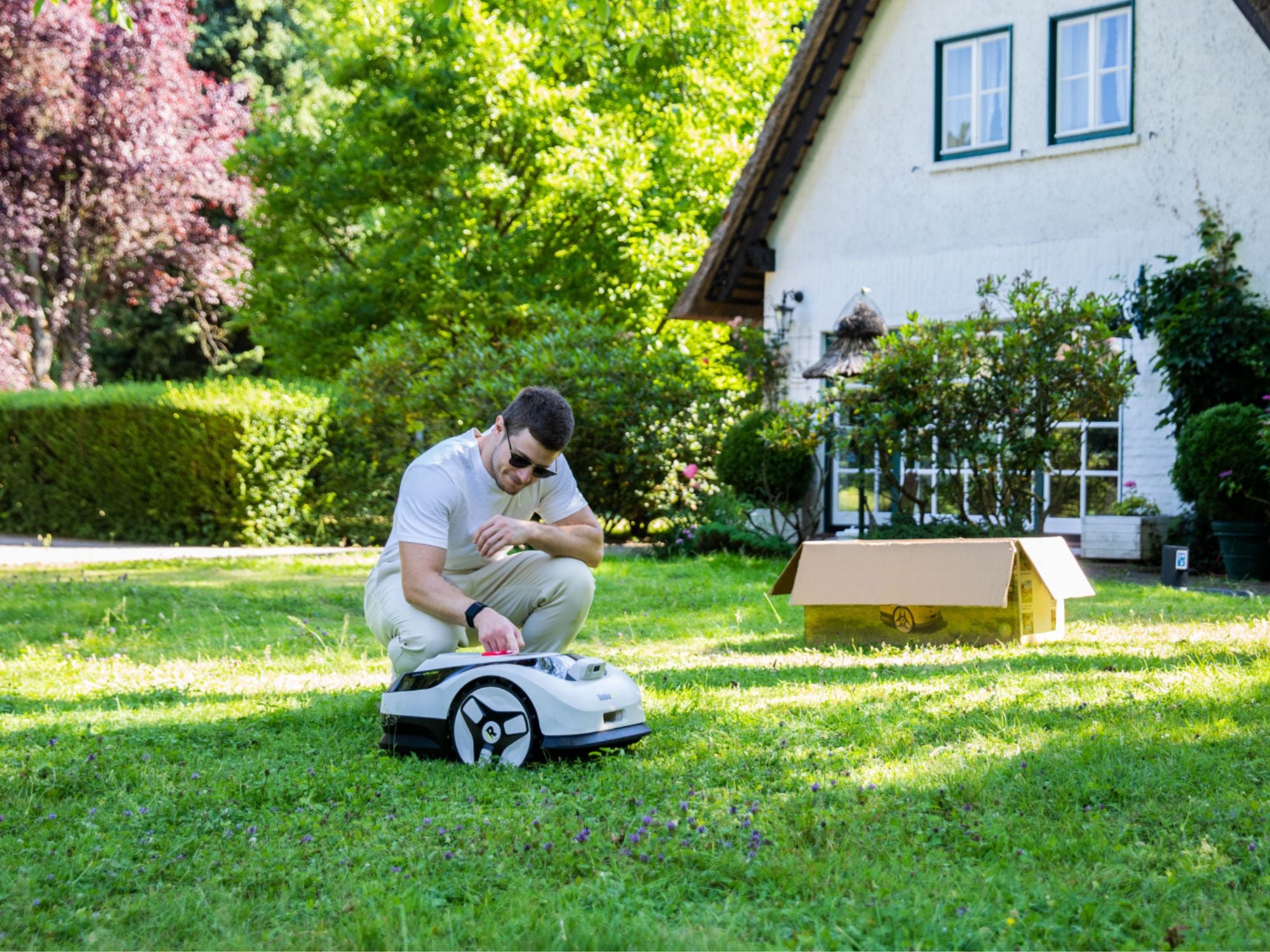 Ohne langes Setup oder App: Dieser Mähroboter legt einfach auf Knopfdruck los