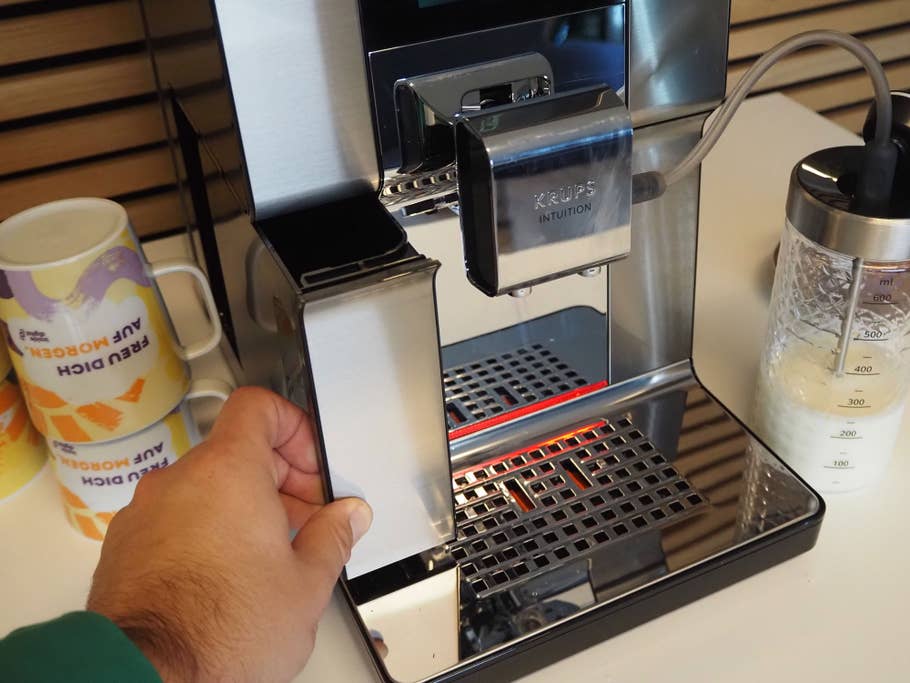 Der Auffangbehälter für das verbrauchte Kaffeepulver der Krups Intuition Experience+