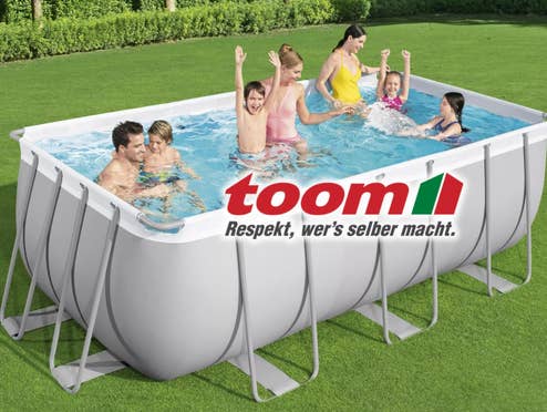 Aufstellpool mit einer Familien drin, davor das Logo vom toom Baumarkt