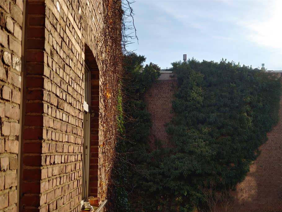 Hinterhof mit Licht und Schatten