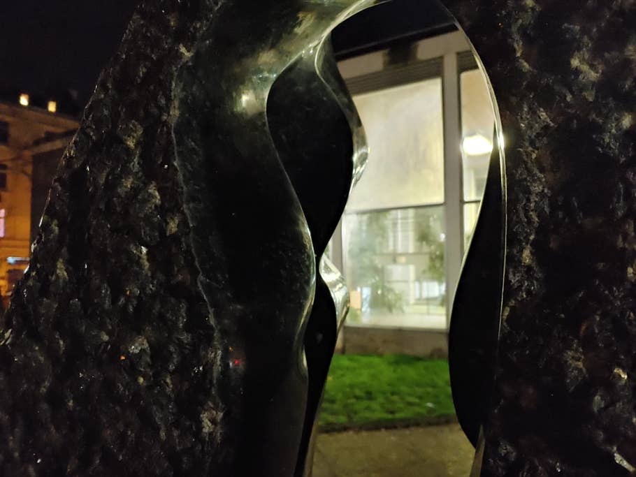 Kunstwerk vor hellem Hintergrund