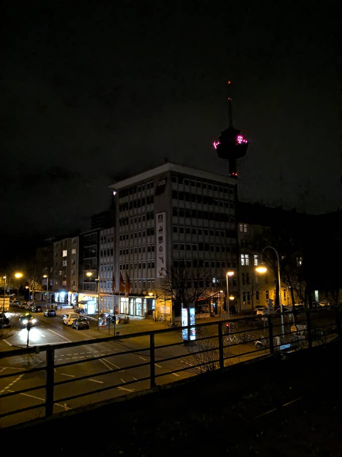 Außenaufnahme bei Nacht ohne Zoom - Nokia 9 PureView