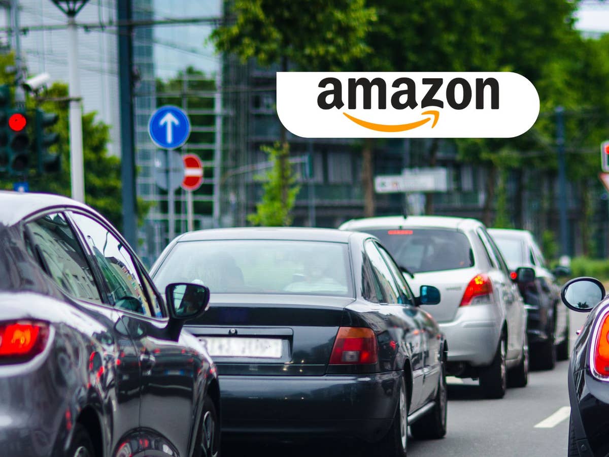 3 Auto-Gadgets bei Amazon Autos stehen auf einer Straße an einer roten Ampel