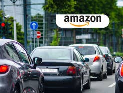 Autos stehen auf einer Straße an einer roten Ampel