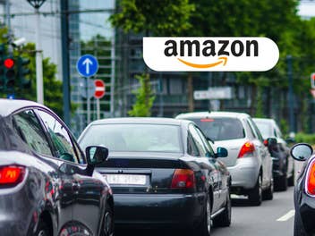 Autos stehen auf einer Straße an einer roten Ampel