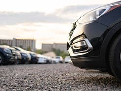 Auto parkt auf einem Parkplatz