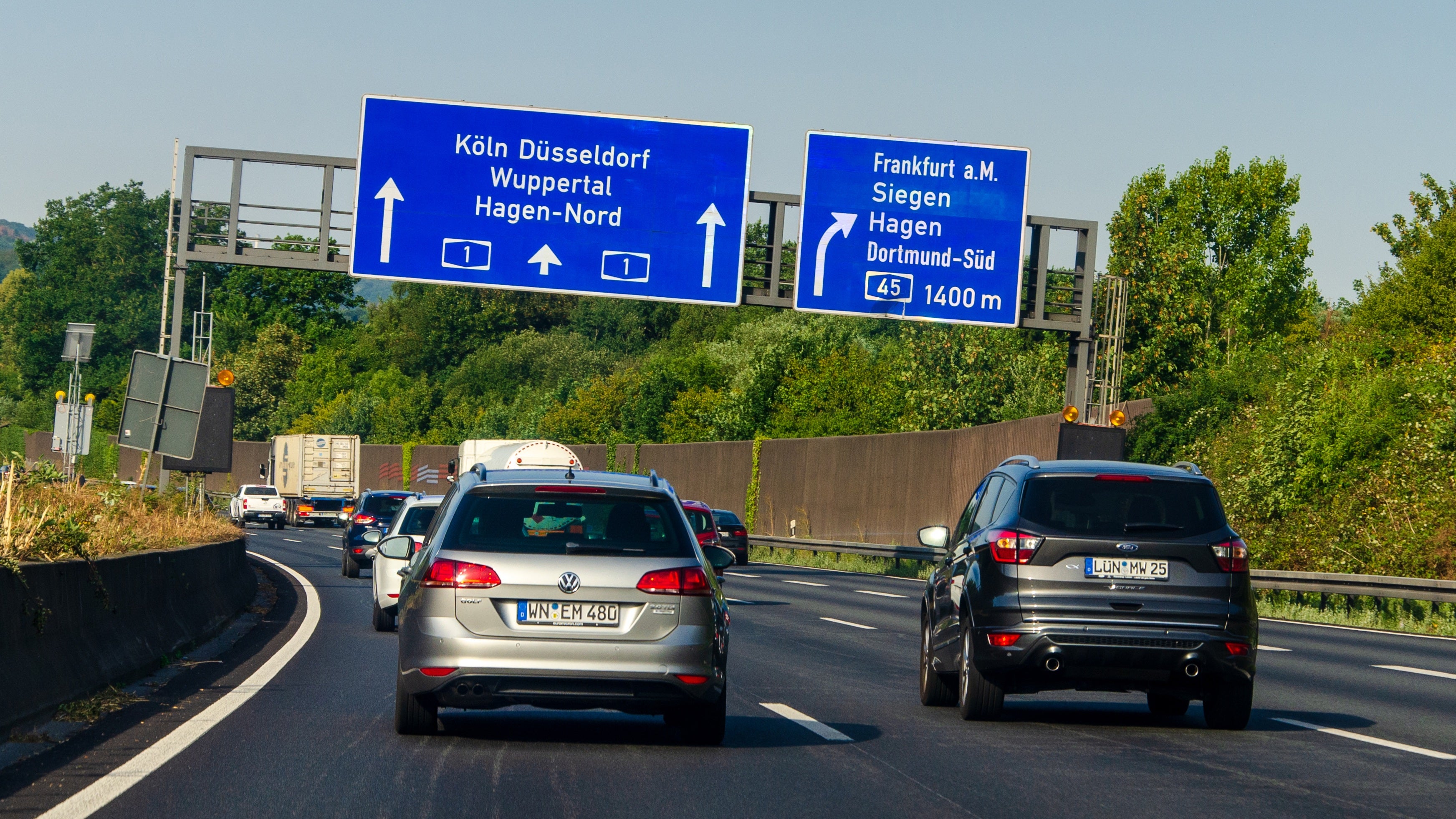 Auf der Autobahn ist es in vielen Fällen erlaubt, rechts zu überholen Auf der Autobahn ist es in vielen Fällen erlaubt, rechts zu überholen