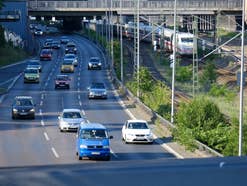 Eine Autobahn und Schienen mit einem ICE