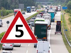 Autos auf einer Autobahn und ein Verkehrsschild mit einer 5 darin